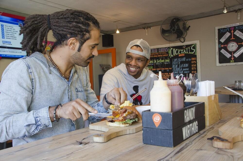Never at Home Green Point Kaapstad Buitenkant foto Customers at the counter at the restaurant