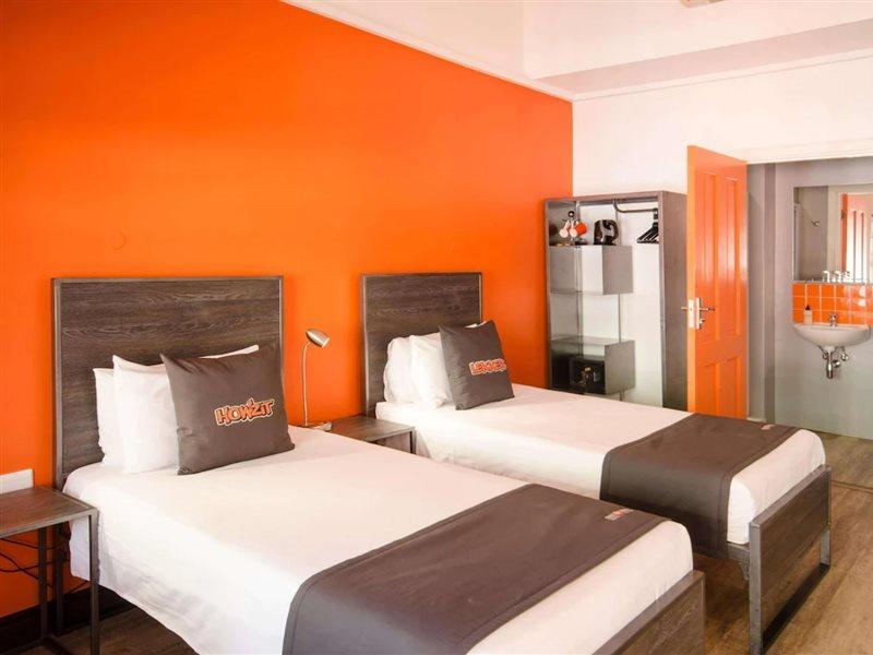 Never at Home Green Point Kaapstad Buitenkant foto A typical hotel room