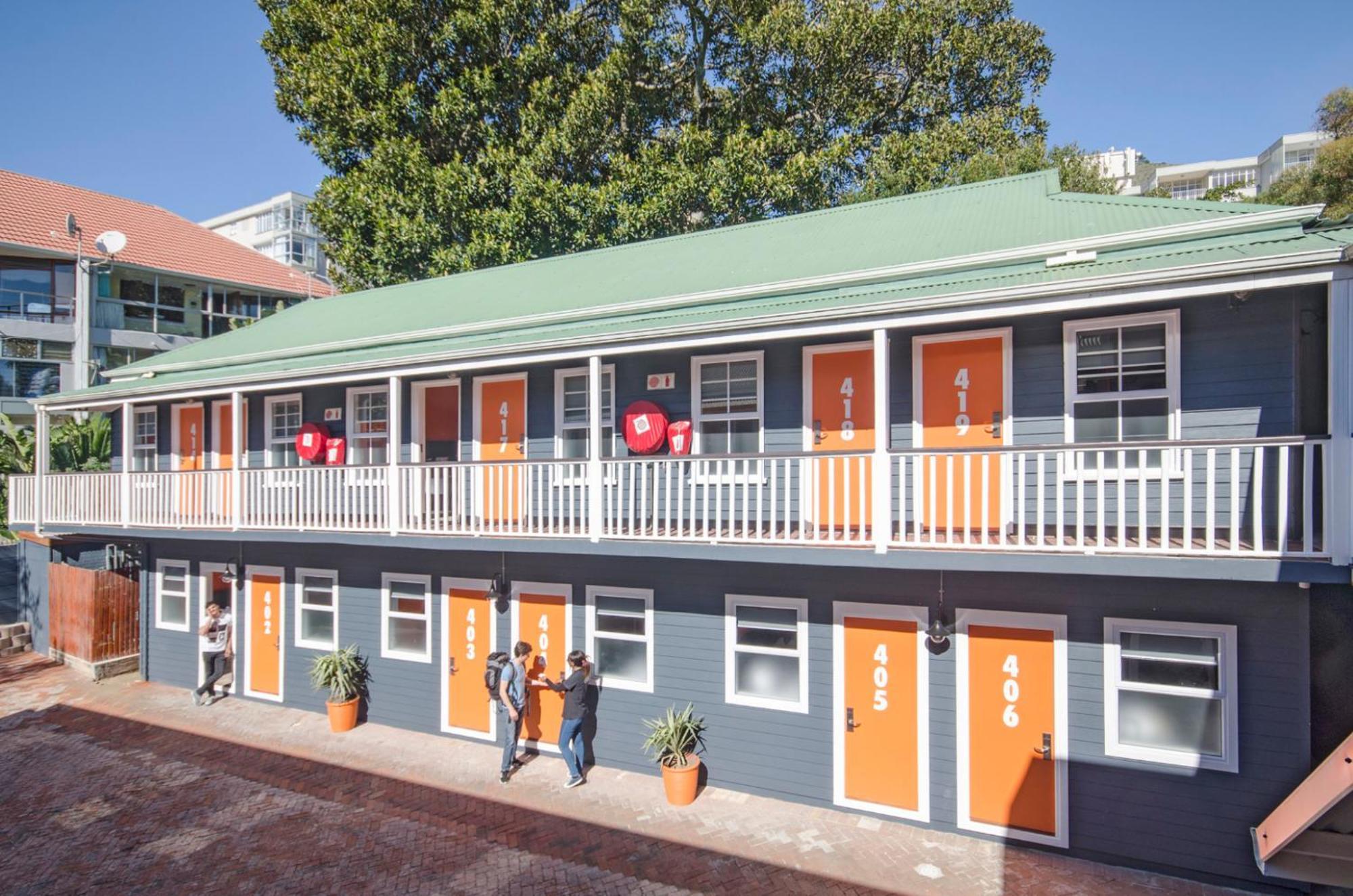 Never at Home Green Point Kaapstad Buitenkant foto The Village Backpackers