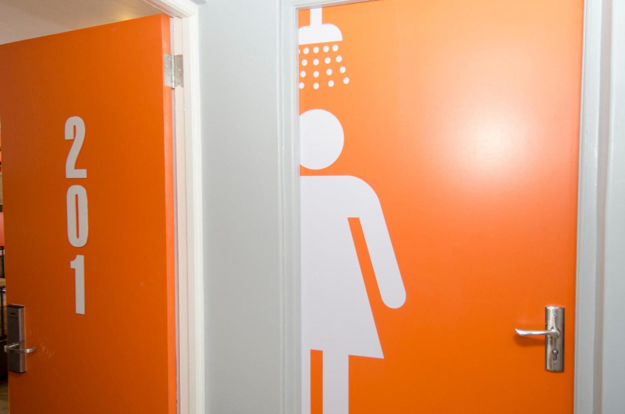 Never at Home Green Point Kaapstad Kamer foto A shower room in a hostel