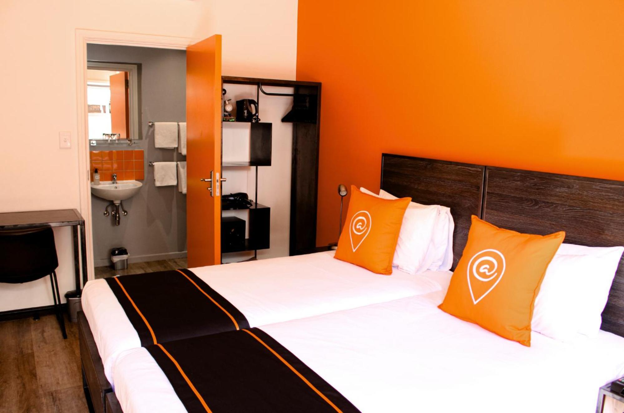 Never at Home Green Point Kaapstad Buitenkant foto A room at the hotel