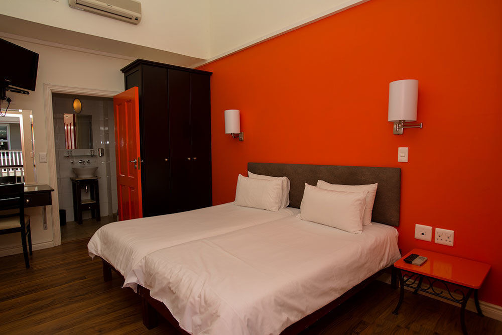 Never at Home Green Point Kaapstad Buitenkant foto A room at the hotel