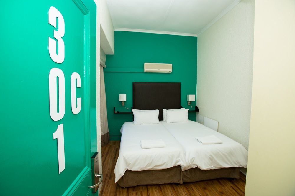 Never at Home Green Point Kaapstad Buitenkant foto A room at the hotel
