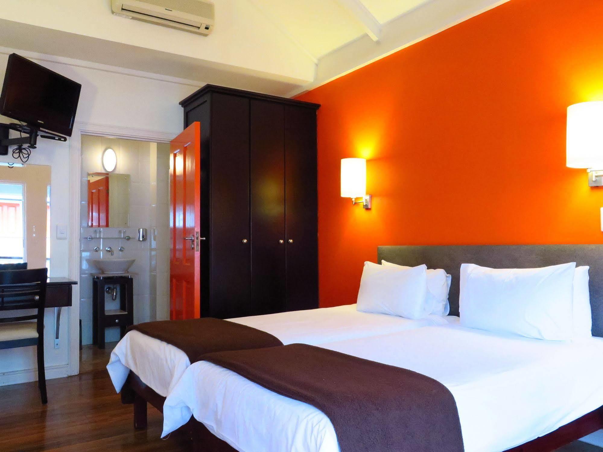 Never at Home Green Point Kaapstad Buitenkant foto A room at the hotel